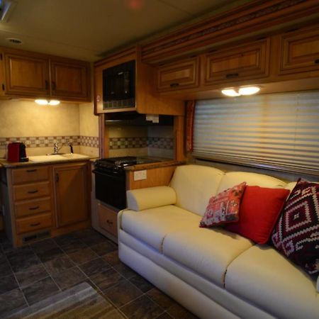 Luxury American Rv With Hot Tub West Chiltington Екстериор снимка