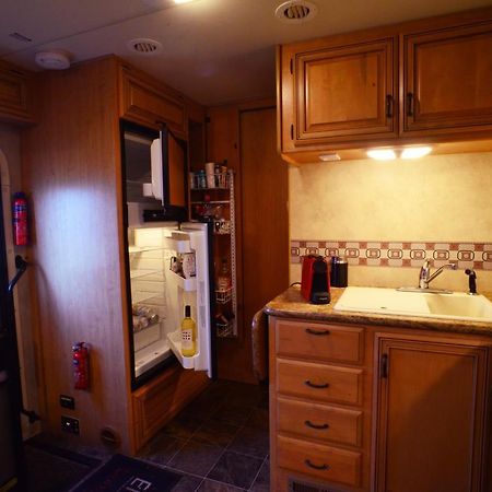 Luxury American Rv With Hot Tub West Chiltington Екстериор снимка