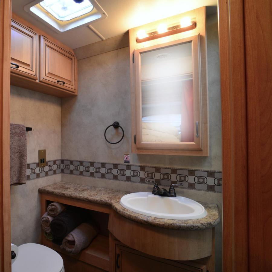 Luxury American Rv With Hot Tub West Chiltington Екстериор снимка