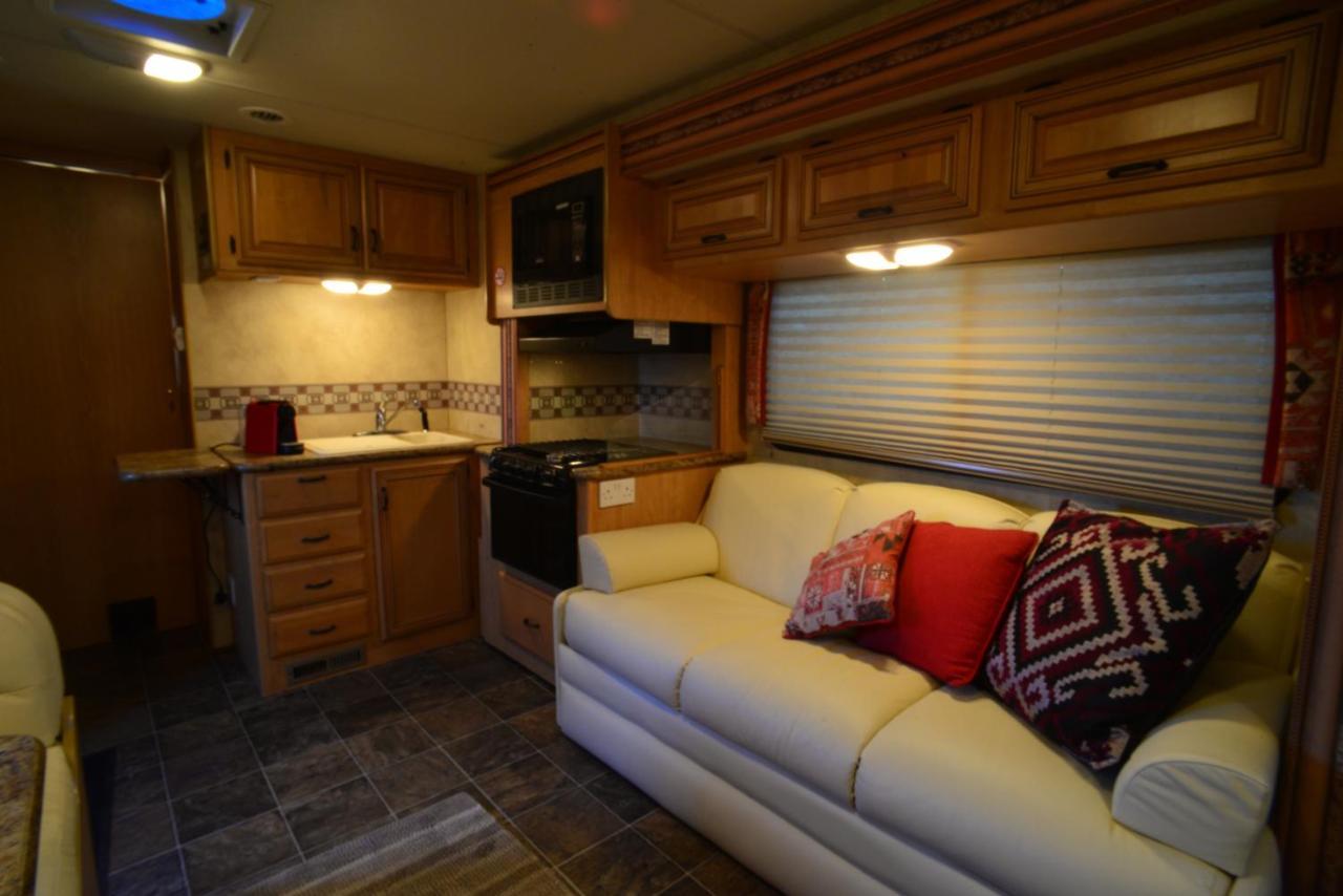 Luxury American Rv With Hot Tub West Chiltington Екстериор снимка