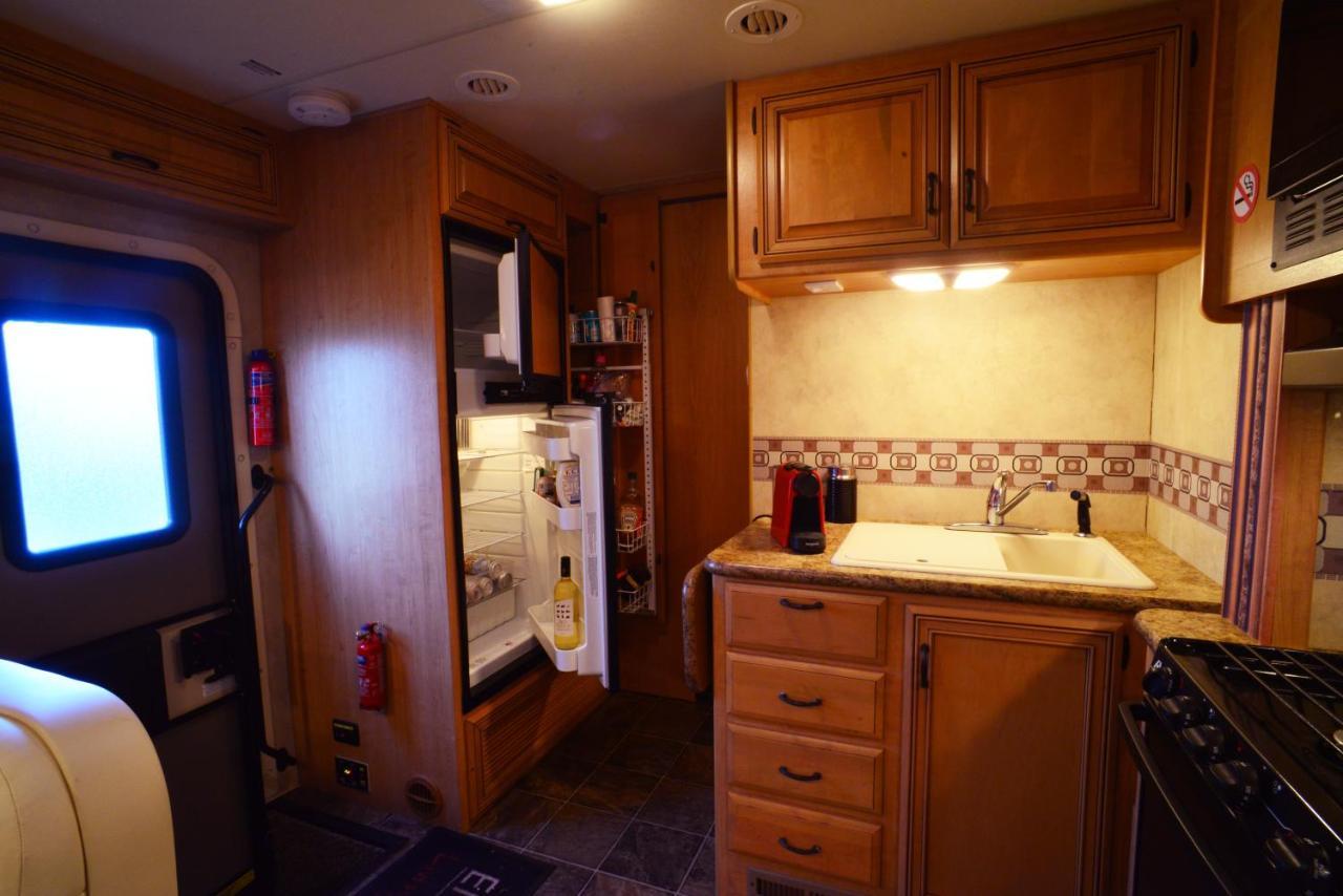 Luxury American Rv With Hot Tub West Chiltington Екстериор снимка