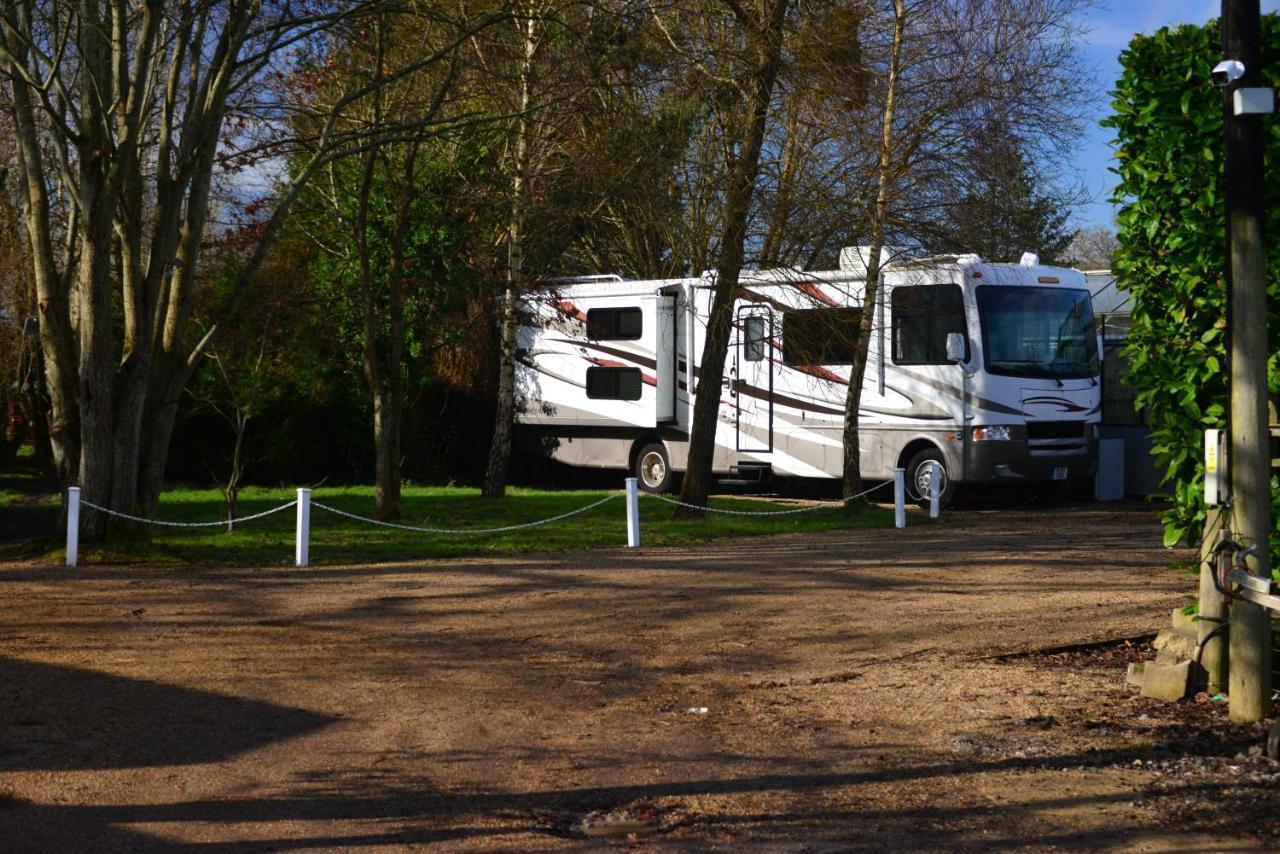 Luxury American Rv With Hot Tub West Chiltington Екстериор снимка