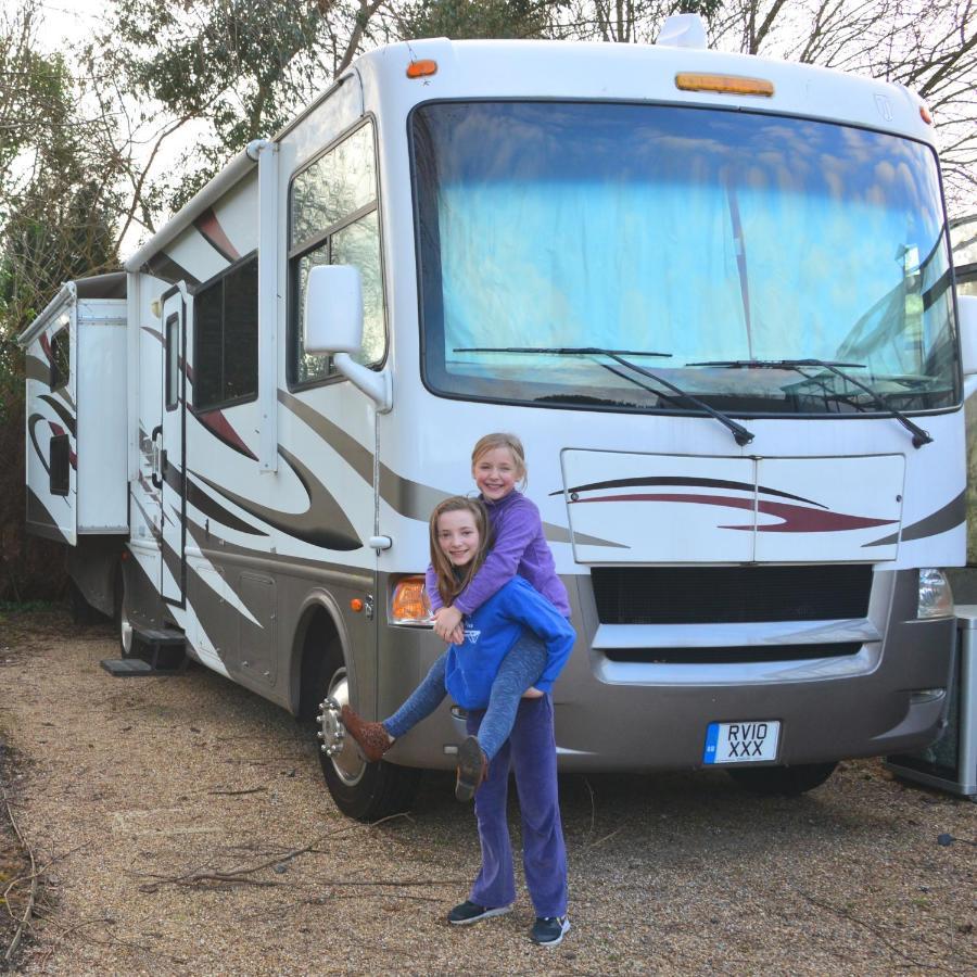 Luxury American Rv With Hot Tub West Chiltington Екстериор снимка